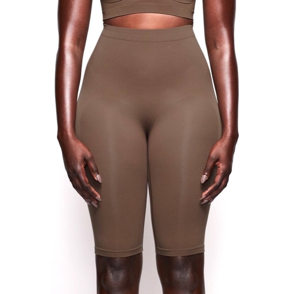 SKIMS Sculpting Shorts Above The Knee‎ With Open Gusset NEW Oxide S/M